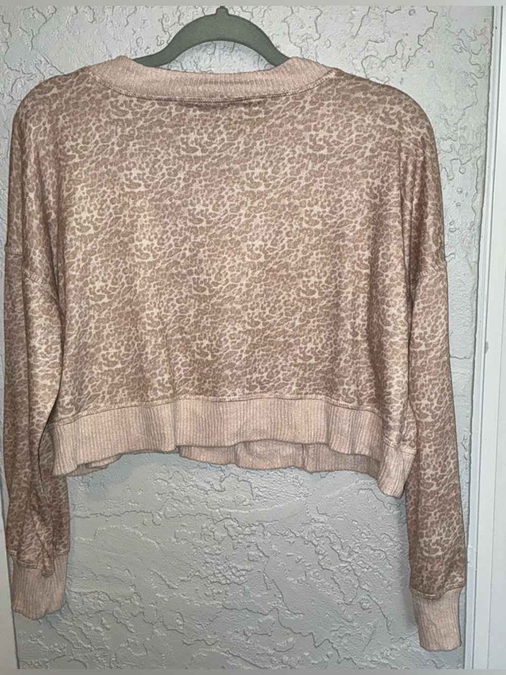 Orginality Cropped V-Neck Leopard Print Sweater - Picture 5 of 7